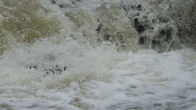 暴雨过后的涨水小河流水