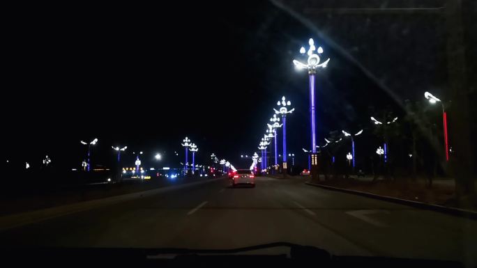 夜晚的街道很美，路灯照亮回家的路