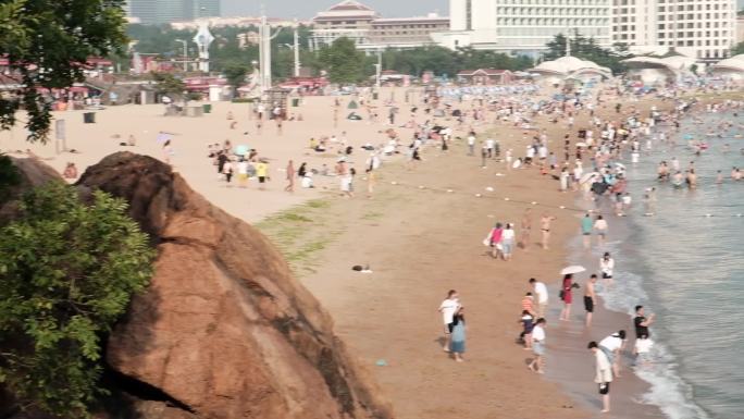 海边沙滩上的人群
