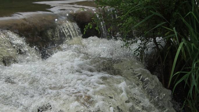 暴雨过后的汹涌河水