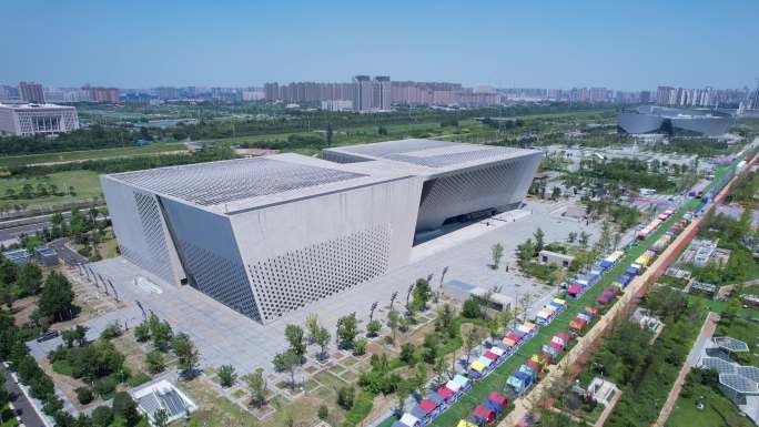 白天郑州美术馆半环绕贴近主体建筑