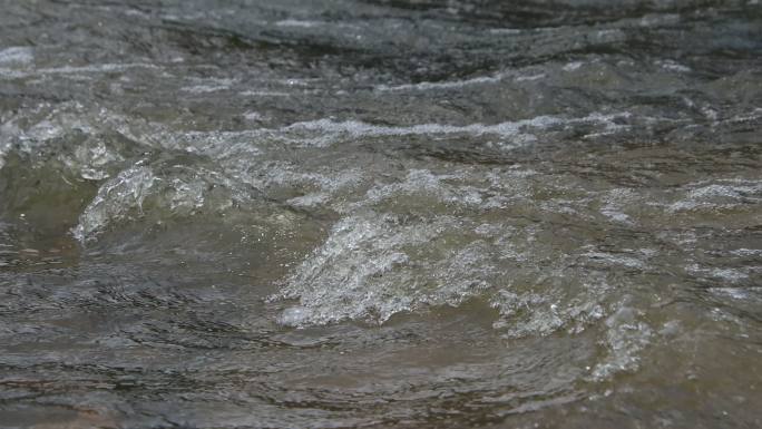 雨后小河中的激流浪花