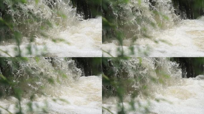 小河里的瀑布水花