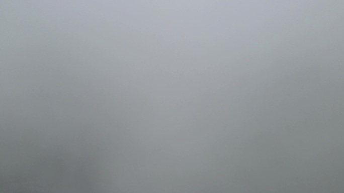 无人机在云雾中穿越流动的云延时6秒
