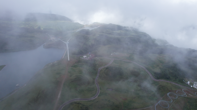 5.4K晨雾中的草原风电场航拍空镜