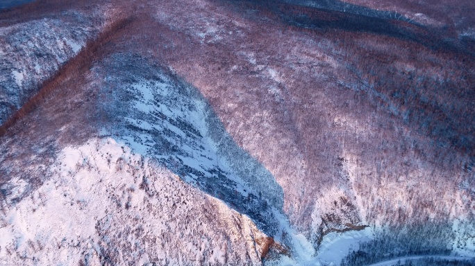 航拍冻土地雪色山岭