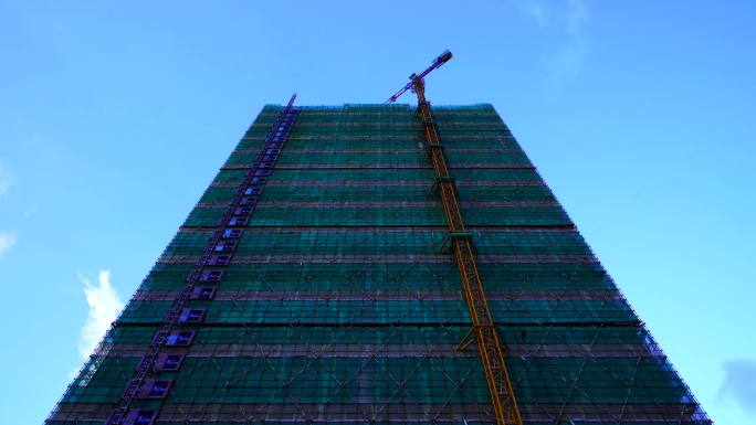 蓝天在建高楼施工