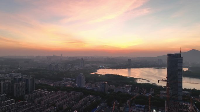 航拍南京玄武湖市区日出