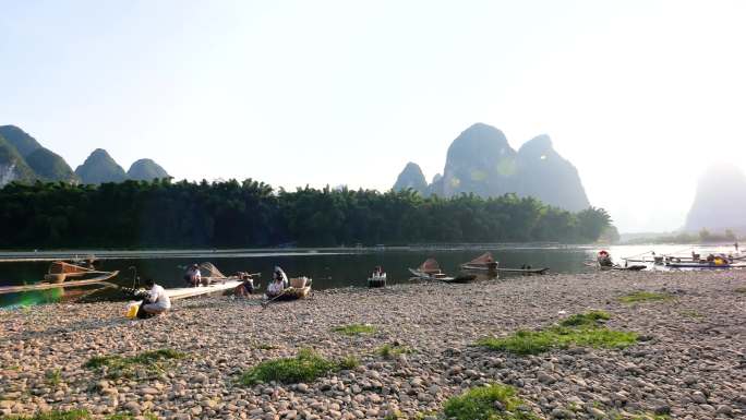 桂林山水阳朔漓江边上风景