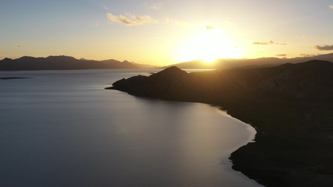 青海省果洛藏族自治州冬给措纳湖日落航拍