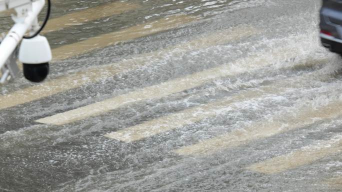 下雨时马路上积水车辆涉水