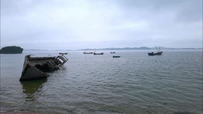 海边废弃的渔船