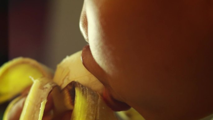 香蕉小男孩吃香蕉视频