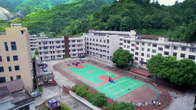 航拍小学 老师 学生在塑胶跑道跑步