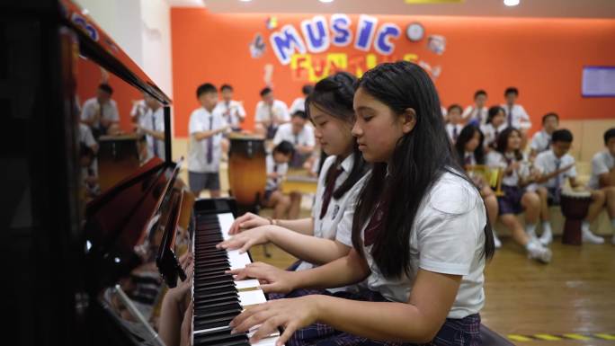 学生演奏音乐