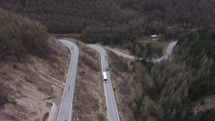 车子行驶泾隆公路航拍