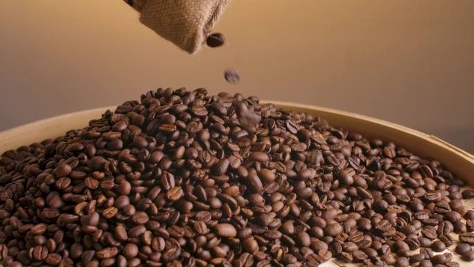 麻袋倒出咖啡豆挑选咖啡豆慢动作工艺广告