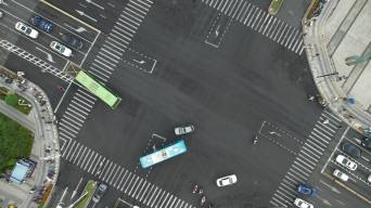 城市马路十字路口车辆车流特写视频素材