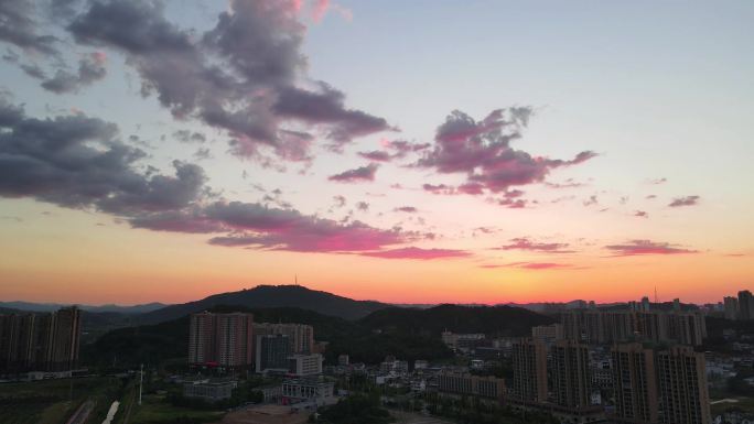 城市夕阳粉色云朵