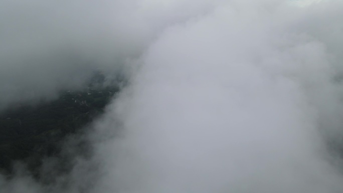 无人机在云雾中穿越流动的云