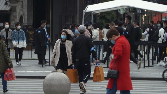 疫情期间的城市街头行人戴口罩过马路慢镜头