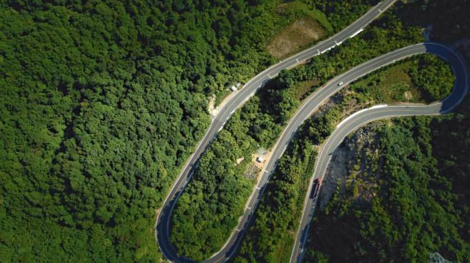 蜿蜒曲折的山区公路