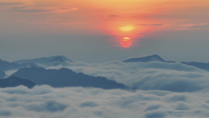 震撼大气云海涌动日出山边延时摄影