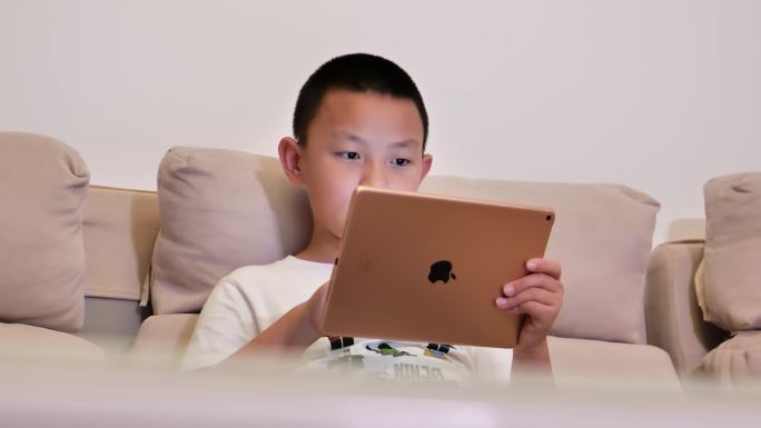 儿童孩子玩电子产品玩IPAD预防视力眼睛