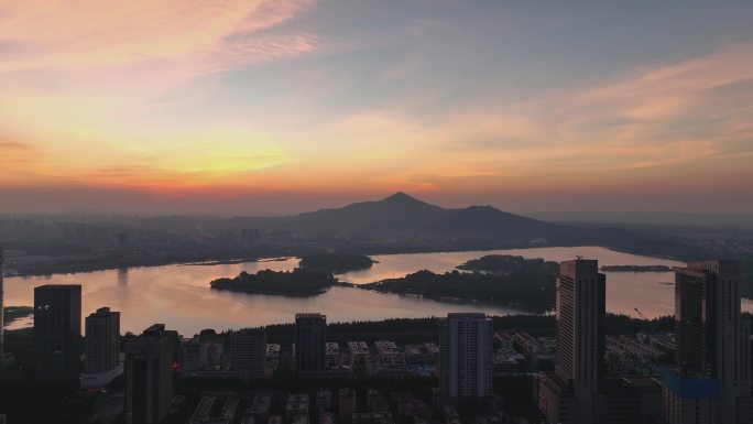 航拍南京玄武湖市区日出