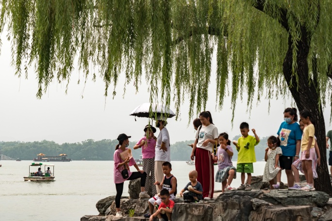 延时摄影4K｜颐和园昆明湖垂杨柳下的游客