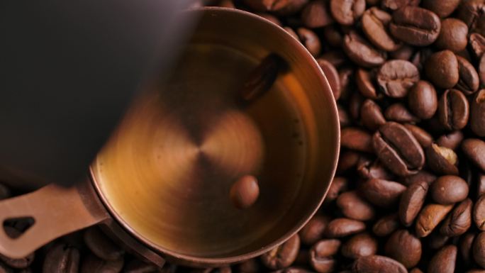 咖啡豆挑选咖啡豆慢动作烘焙扫光升格广告