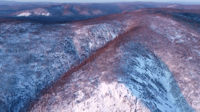 航拍冻土地雪色山岭