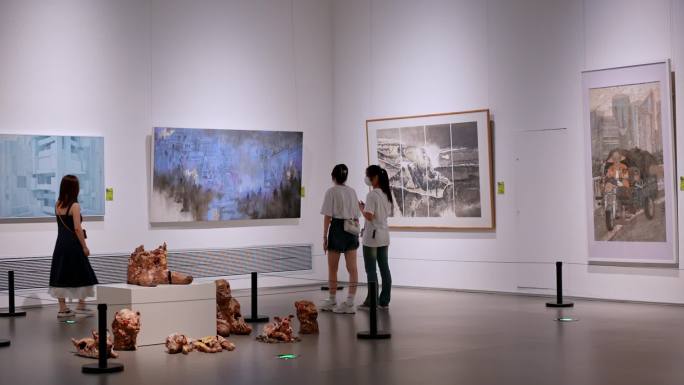 情侣市民参观美术画展艺术展览