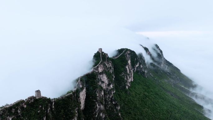 延时拍摄明代古长城云雾流动