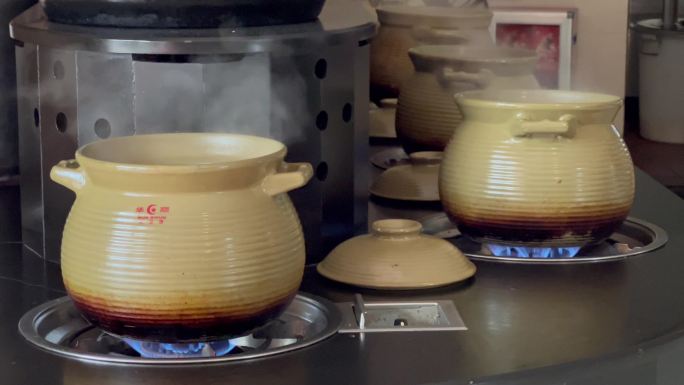 沸腾的中式美食瓦罐鸡