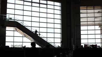 机场候机大厅旅客乘坐扶梯电梯向上剪影人影视频素材