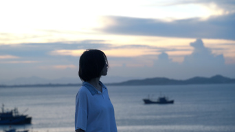 夕阳下一个人走在海边散步失落伤感孤独美女视频素材