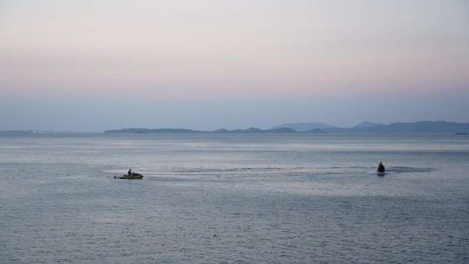 两个男人在海面上骑快艇玩耍