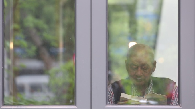 雨天书店书屋书房白发老人窗口看书玻璃雨水