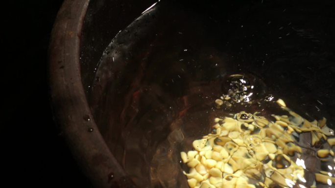 黄豆 入水 水缸 洗黄豆 泡黄豆