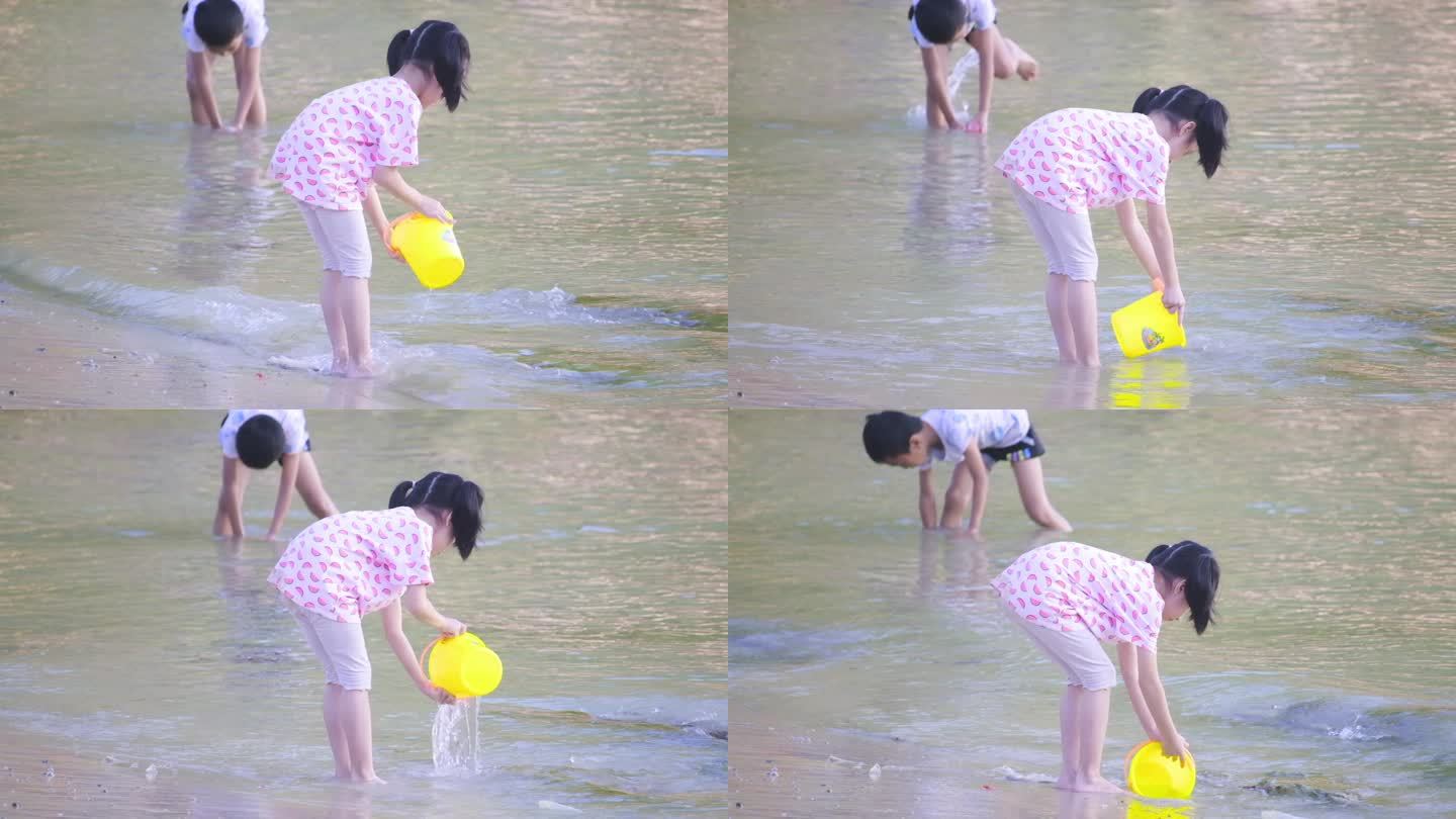 假日出游沙海儿童海边玩水