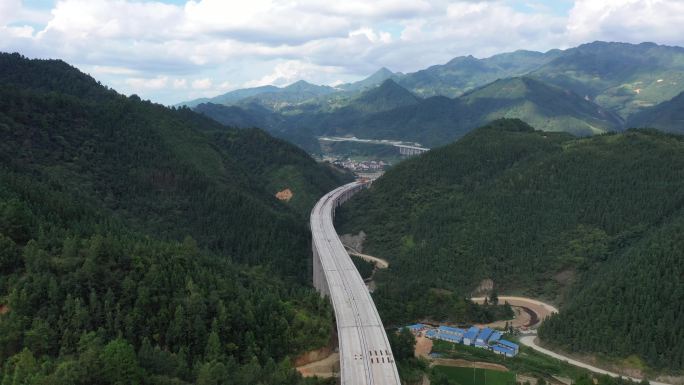 贵州：雷榕高速建设加快推进