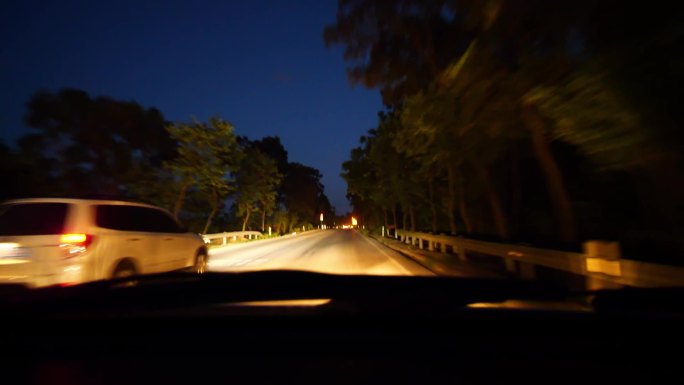 夜晚 公路 驾驶车辆