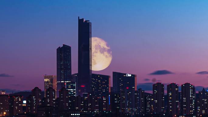 城市夜晚月亮慢慢升起月色