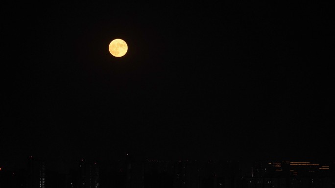月亮在城市上空升起