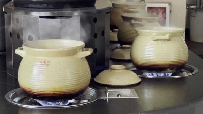 沸腾的中式美食瓦罐鸡