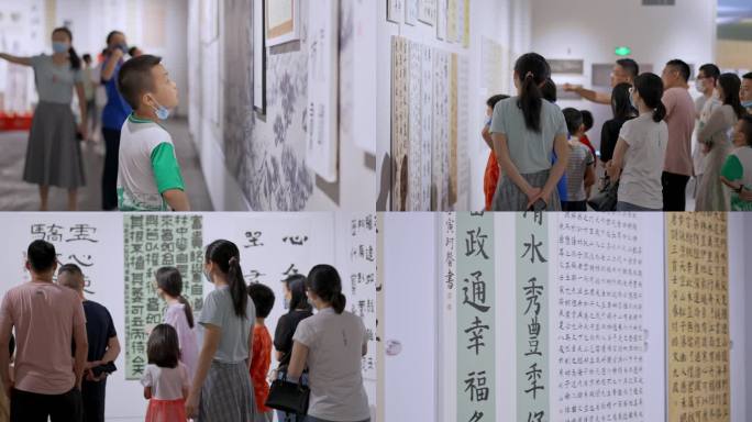 老师带着学生家长参观书法艺术展