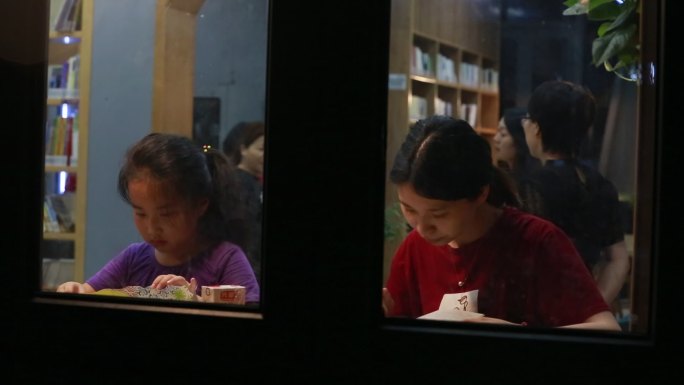 夜晚灯光书房书屋书店窗户妈妈女孩看书学习