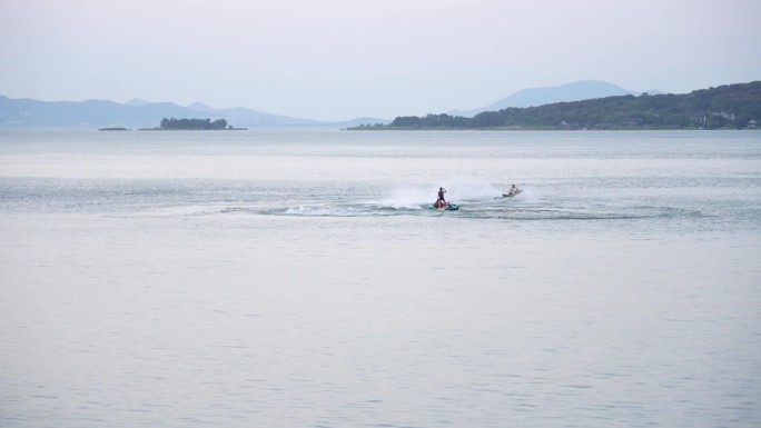 海边两个男人快艇运动水上飞艇速度快乐游艇