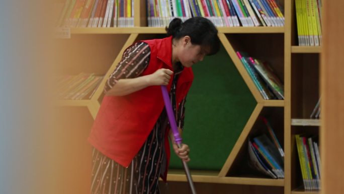 志愿者书房书屋书店公益打扫卫生实拍原素材